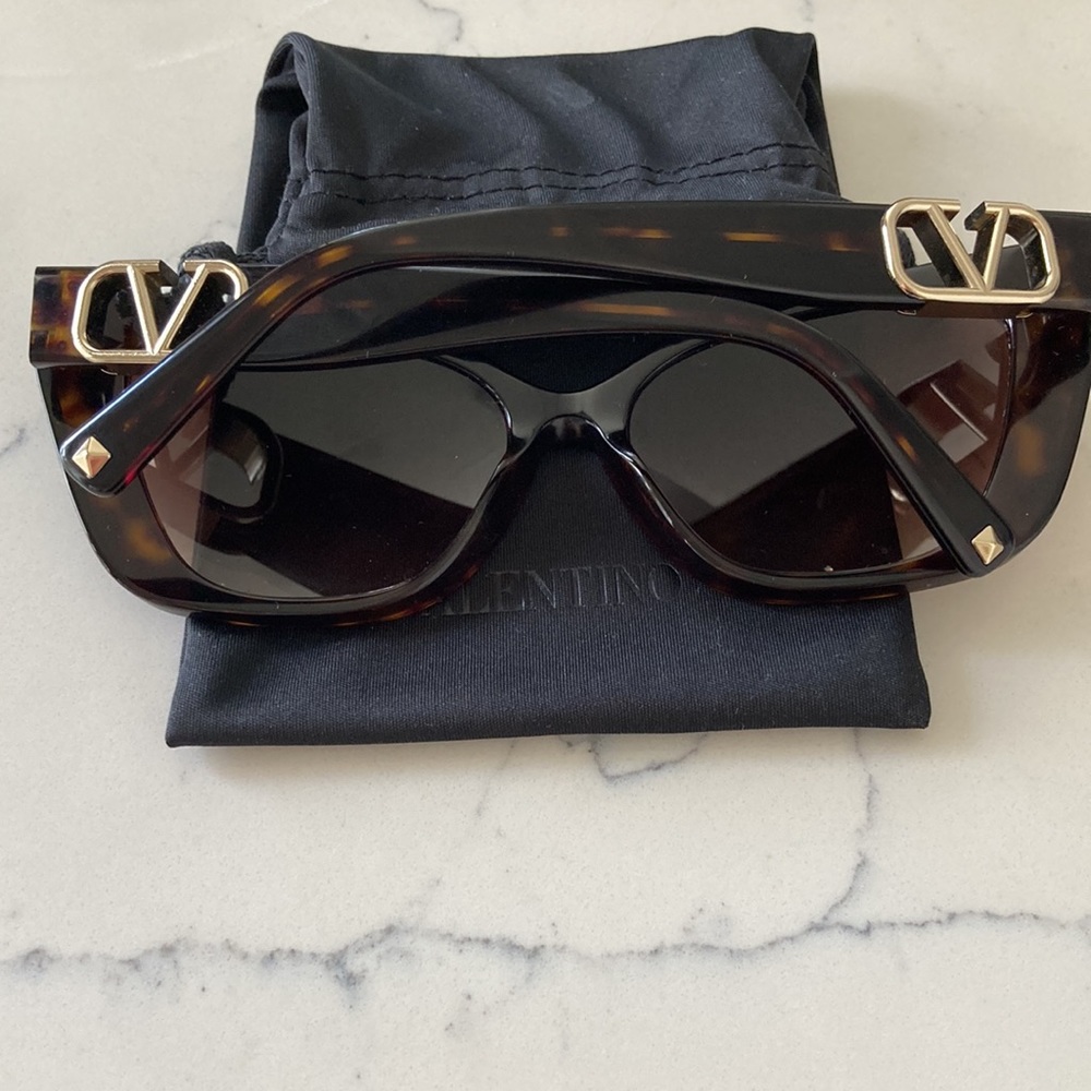 BN VALENTINO SUNGLASSES. - Picture 2 of 9